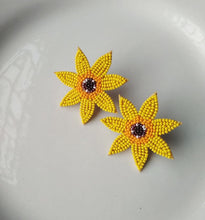Load image into Gallery viewer, Sunflower Earrings